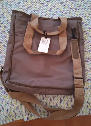 Bolsa impermeable y práctica de Armand Basi