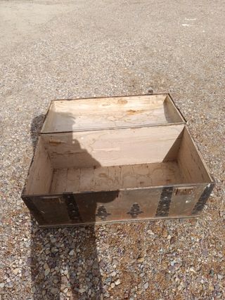 Baúl antiguo madera y chapa