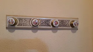 Perchero de pared con 5 pomos decorados