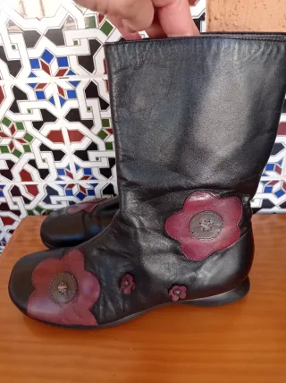 Botines Brasil Negros con flores.