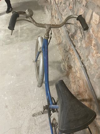 Bicicleta azul antigua para restaurar