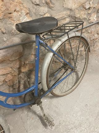 Bicicleta azul antigua para restaurar