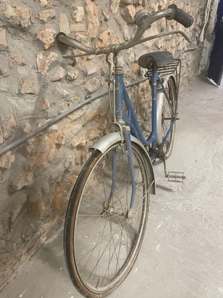 Bicicleta azul antigua para restaurar