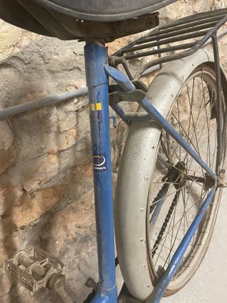 Bicicleta azul antigua para restaurar