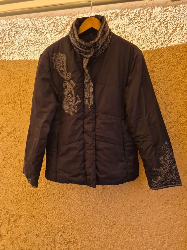 Chaqueta negra con bordados grises