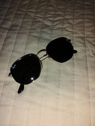 Gafas de sol Ray-Ban negras y doradas