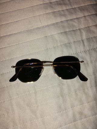 Gafas de sol Ray-Ban negras y doradas