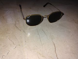 Gafas de sol Ray-Ban negras y doradas