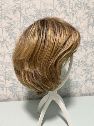 Preciosa peluca corta rubia con reflejos