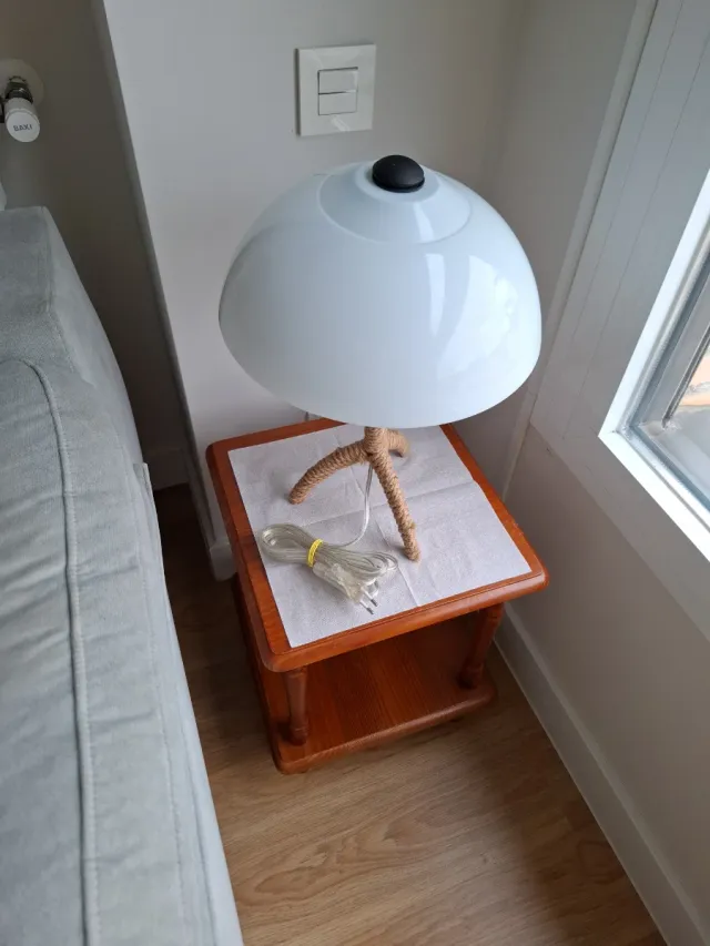 Lampada da tavolo moderna bianca e juta