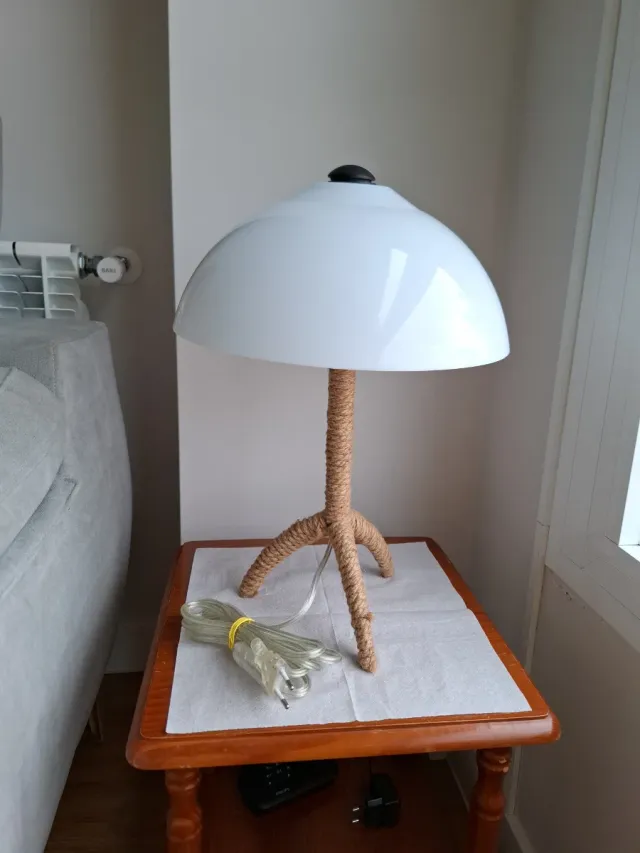 Lampada da tavolo moderna bianca e juta