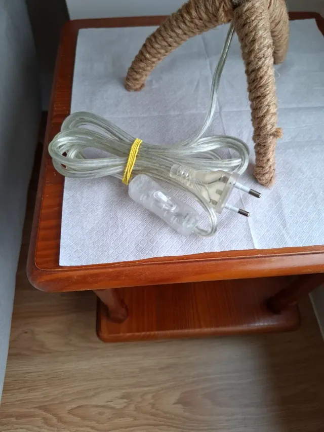 Lampada da tavolo moderna bianca e juta