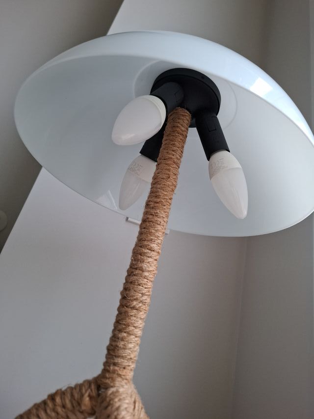 Lampada da tavolo moderna bianca e juta