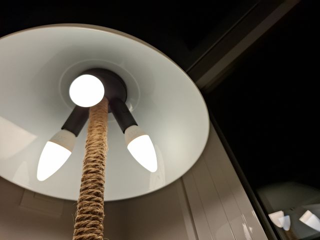 Lampada da tavolo moderna bianca e juta