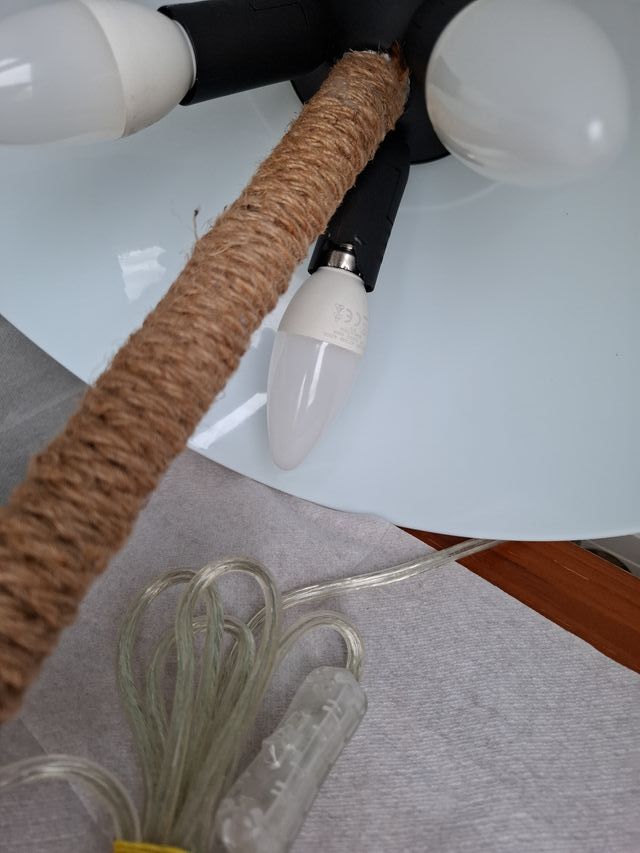 Lampada da tavolo moderna bianca e juta