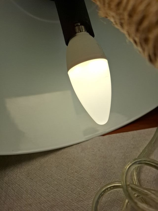 Lampada da tavolo moderna bianca e juta