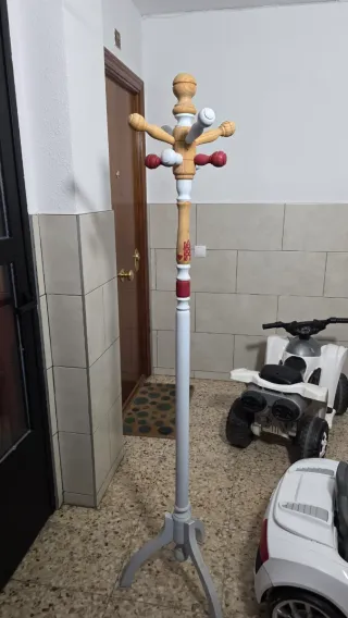 Perchero de pie madera y plástico