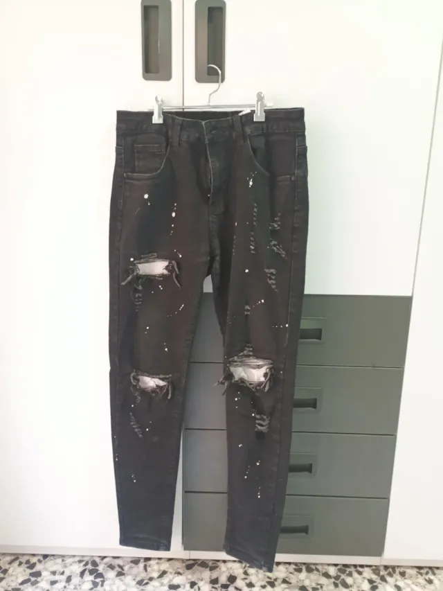 Pantalón vaquero negro desgarrado