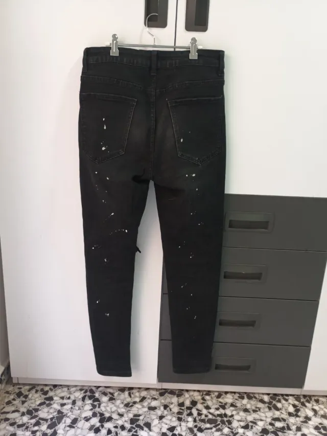 Pantalón vaquero negro desgarrado