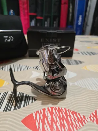 CARRETE DAIWA EXIST LT2500-XH G22