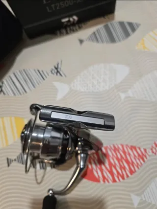 CARRETE DAIWA EXIST LT2500-XH G22