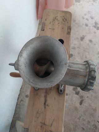 Picadora de carne antigua con mesa