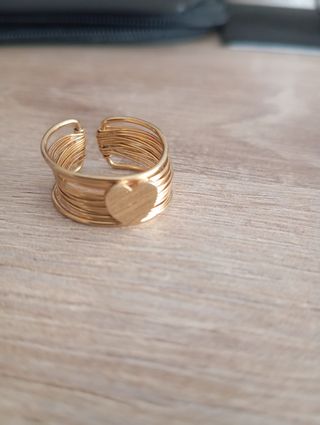 Anillo dorado ajustable con corazón