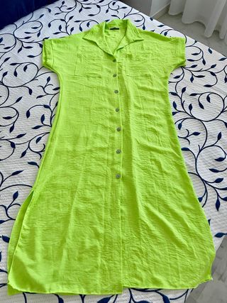 Vestido fluido verde flúor manga corta
