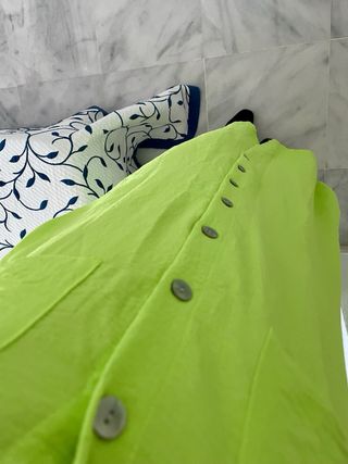 Vestido fluido verde flúor manga corta
