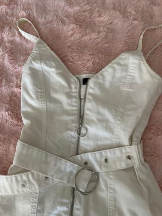 Vestido Bershka blanco con cremallera y cinturón