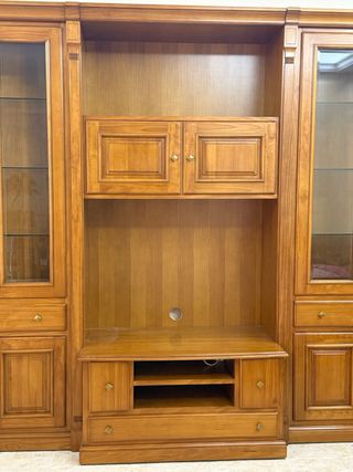 Mueble de salón de madera con vitrinas