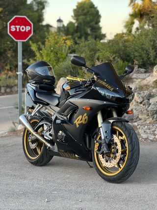 Yamaha R6 2006 Negra y Dorada