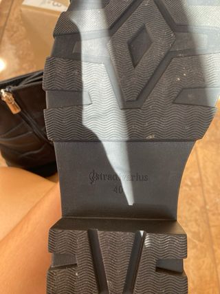 Botín track piel negro con cremallera a estrenar