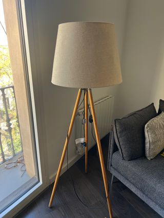 Lámpara de pie trípode madera y tela