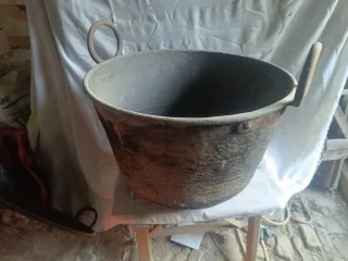 Antiguos calderos de cobre