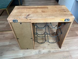 Botellero de madera con tapa de cristal