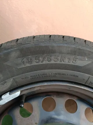 4 Ruedas con neumáticos 195/65R15 seminuevos