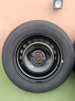 4 Ruedas con neumáticos 195/65R15 seminuevos