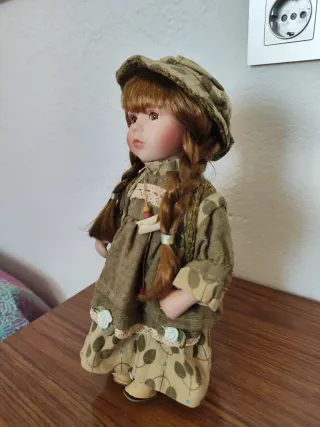 Muñeca cerámica miniatura vestida