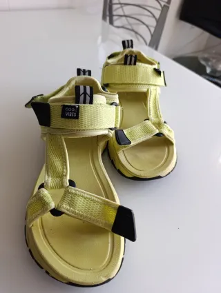 Sandalias cómodas amarillas