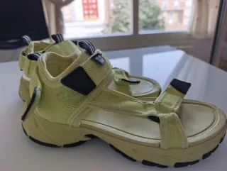 Sandalias cómodas amarillas