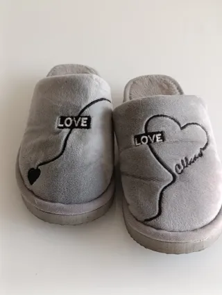 Chanclas grises con corazón y LOVE