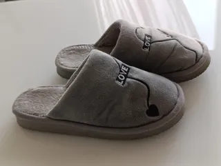 Chanclas grises con corazón y LOVE