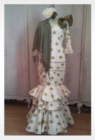 Traje de flamenca blanco con lunares