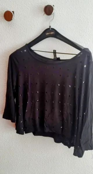 Top corto de media manga con tachuelas