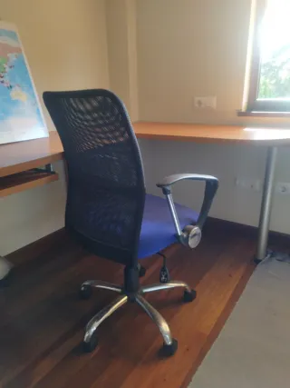 Silla de oficina ergonómica azul y negra