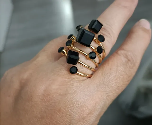 Anillo fiesta cuadrados negros ajustable