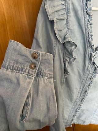 Camisa Scalpers azul con volantes. Cuello en V