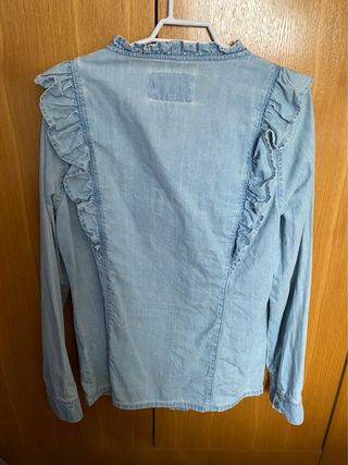 Camisa Scalpers azul con volantes. Cuello en V