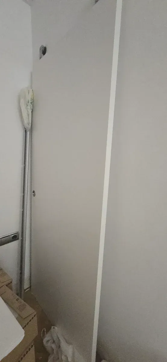 Puerta corredera con raíl.